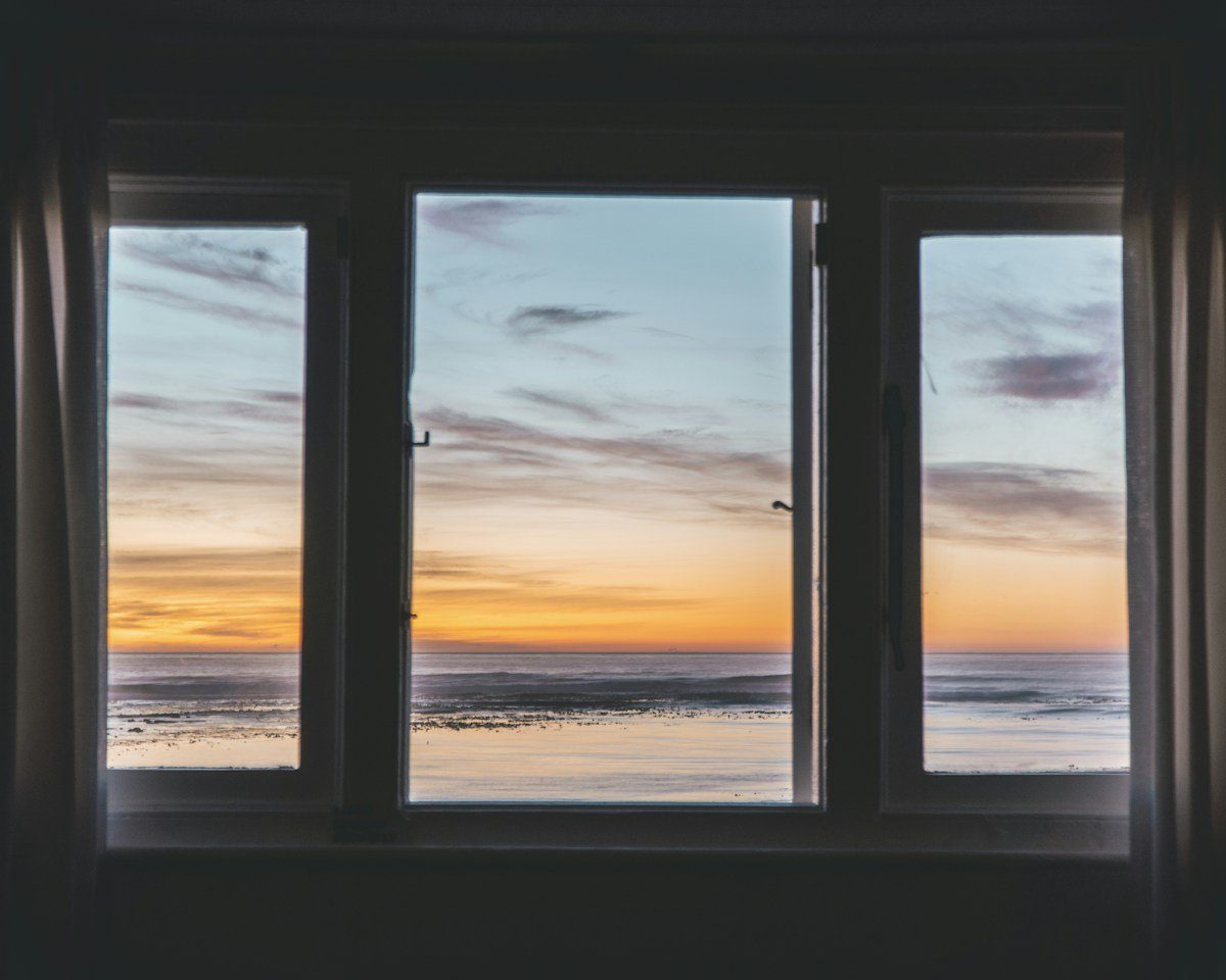 Fenster im ersten Morgenlicht